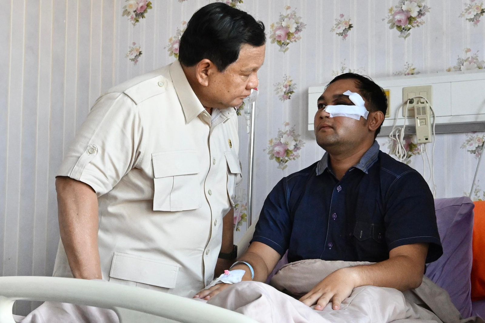 Presiden Prabowo Tegaskan Pelindungan Hak Suara Rakyat, Tolak Aksi Kekerasan dan Anarki Momen Presiden Prabowo menjenguk korban Polisi di RS Polri, Jakarta Timur, pada Senin (1/9/2025). (Foto: Cahyo - Biro Pers Sekretariat Presiden)