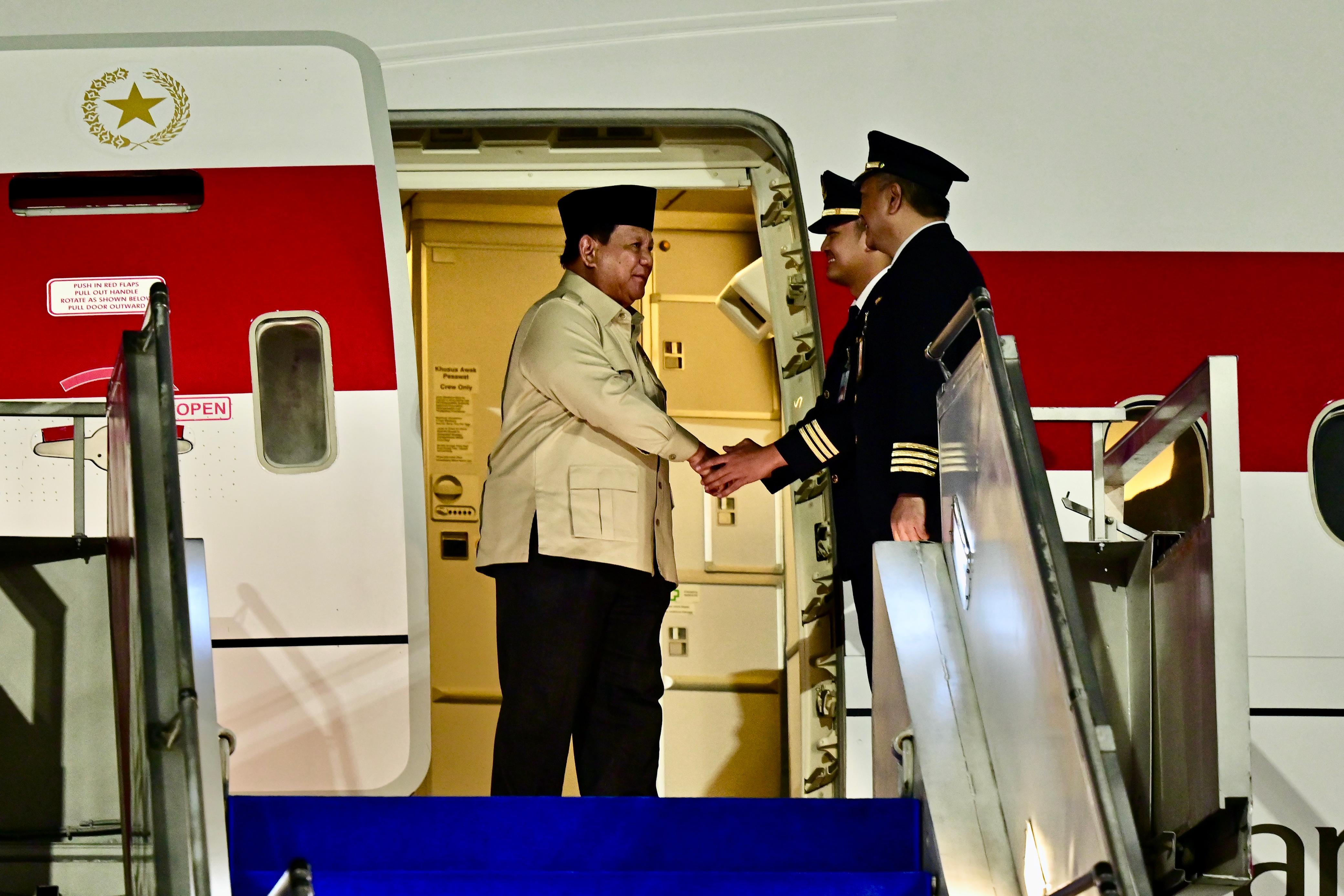 Presiden Prabowo Tiba di Tanah Air Usai Lawatan Singkat ke Tiongkok Presiden Prabowo Subianto tiba di Tanah Air setelah dari RRT (BeritaNasional/Setpres)