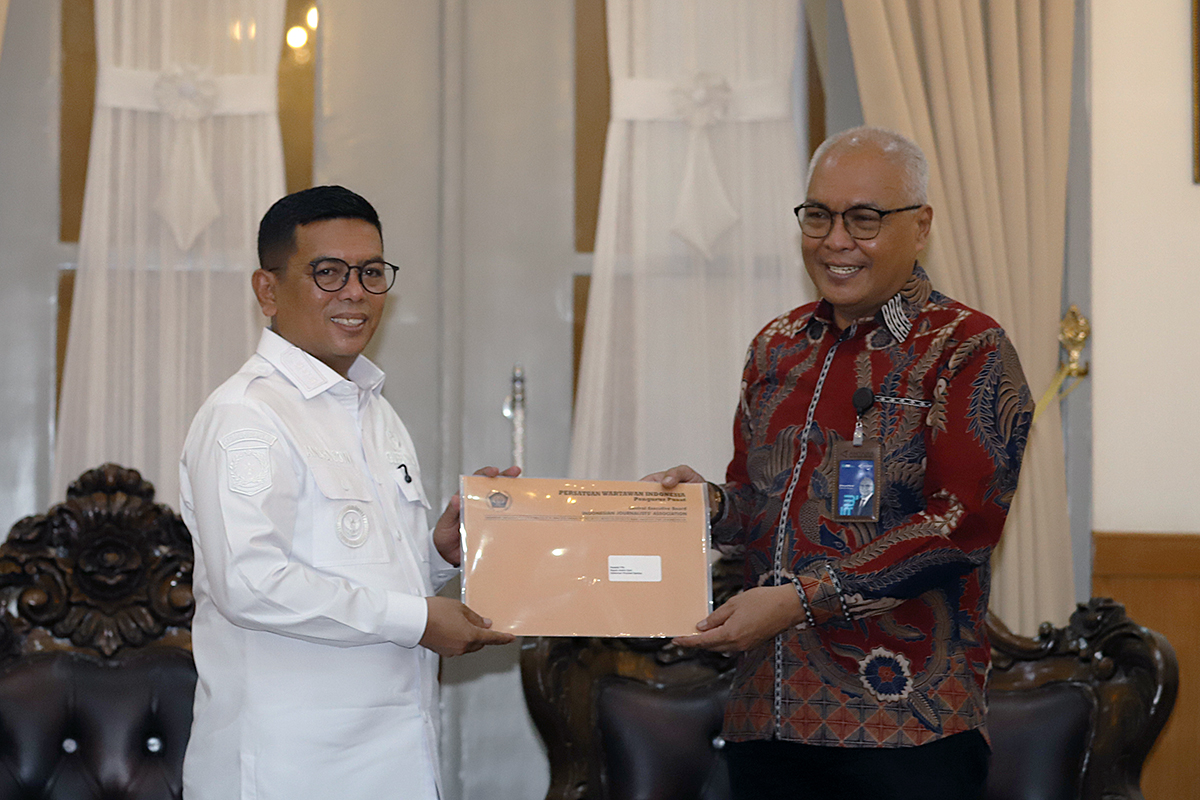 Keua dan pengurus Persatuan Wartawan Indonesia (PWI) Pusat temui Gubernur Banten Andra Soni bahas HPN 2026. (BeritaNasional/Elvis Sendouw)
