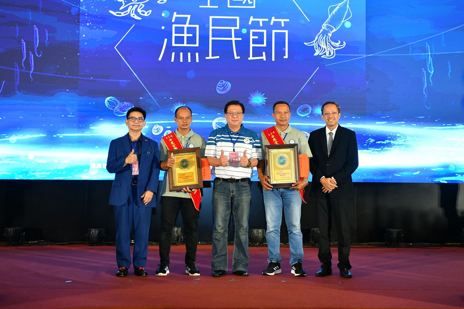 Cakida (A-Long) dan Solihun, yang berhasil meraih penghargaan Model Migrant Fisher Award dalam rangkaian acara 114th National Fishermen’s Day di Taiwan. (BeritaNasional/Elvis Sendouw/HO P2MI)