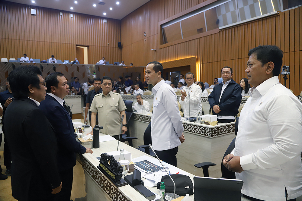 Rapat kerja Komisi V dengan Menteri Desa dan Menteri Transmigrasi membahas keberadaan desa dan kawasan transmigrasi. (BeritaNasional/Elvis Sendouw)