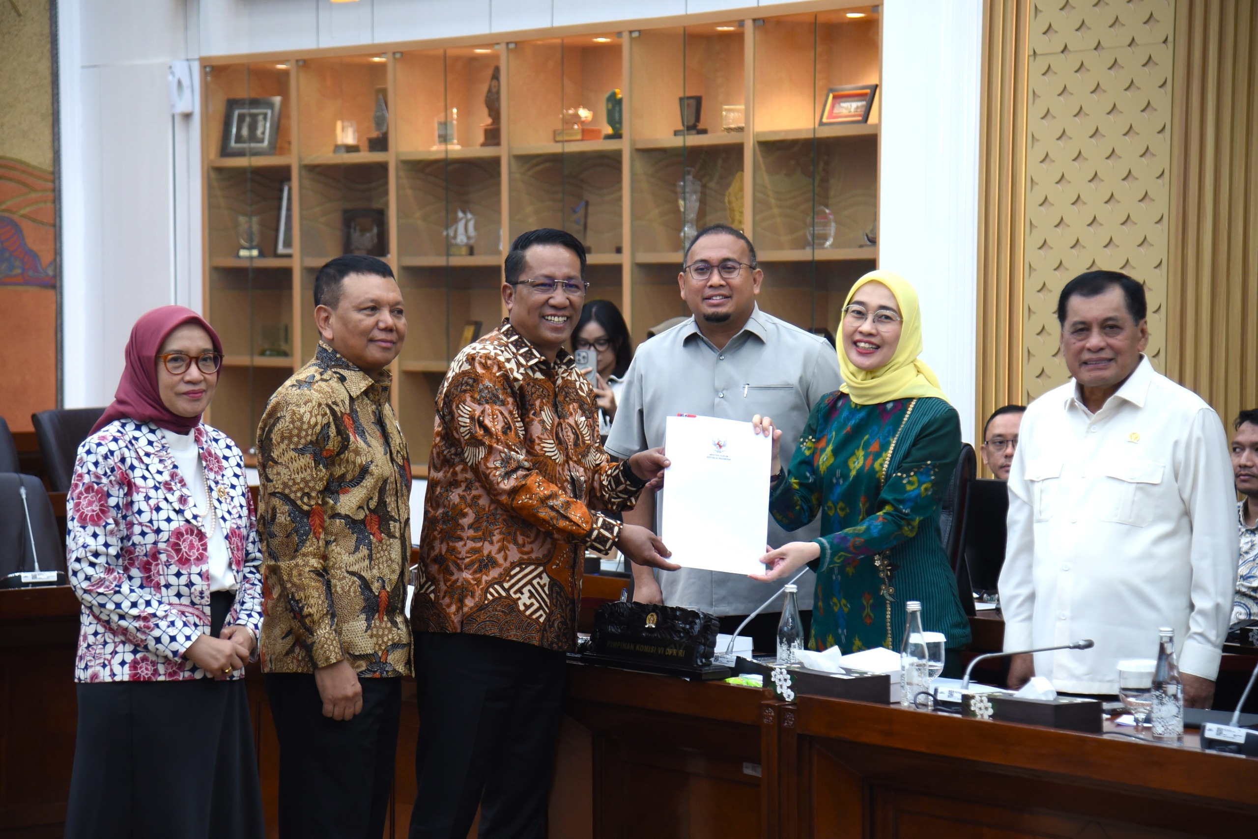 Rapat Kerja Komisi VI DPR dan Pemerintah menyetujui hasil laporan Panja pembahasan Rancangan Undang-Undang (RUU) perubahan keempat atas Undang-Undang Badan Usaha Milik Negara (BUMN). (BeritaNasional/Elvis Sendouw/HO Pemberitaan DPR)