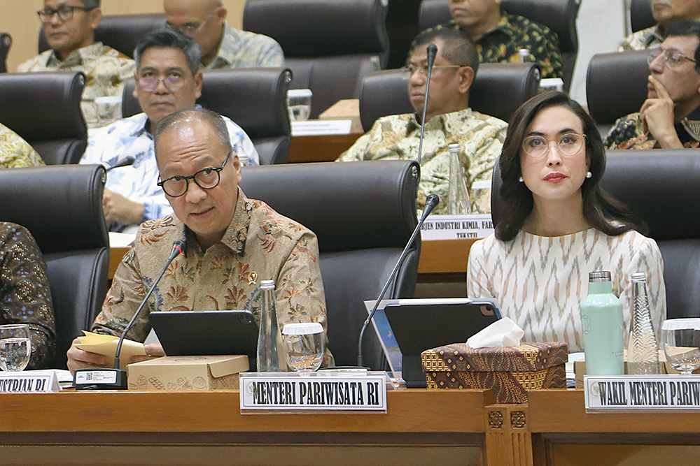 Rapat Kerja Komisi VII denggan Menteri Perindustrian dan Menteri Pariwisata. (BeritaNasional/Elvis Sendouw)