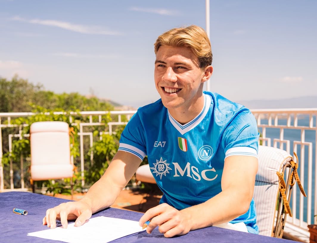 Rasmus Hojlund Resmi Gabung Napoli, Siap Buktikan Diri di Serie A Rasmus Hojlund Resmi Gabung Napoli. (Foto/Napoli)