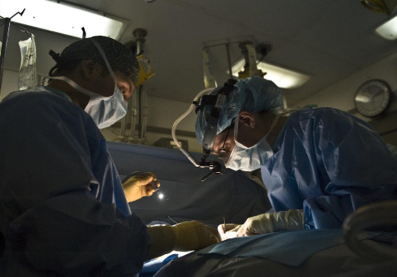 Ilustrasi dokter melakukan operasi (Foto/Pixabay)