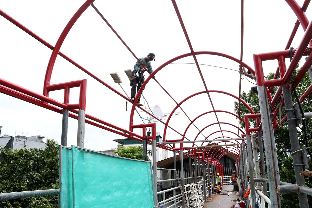 Pekerja menyelesaikan perbaikan Jembatan Penyeberangan Orang (JPO) Salemba di Jalan Salemba Raya, Jakarta, Kamis (11/9/2025).  (Beritanasional.com/Oke Atmaja)