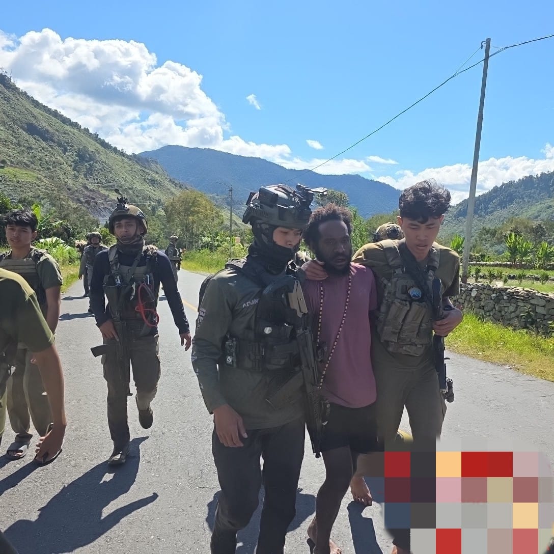 Satgas Ops Damai Cartenz menangkap pelaku pemasok senjata dan amunisi kepada KKB. (BeritaNasional/dok Polri)