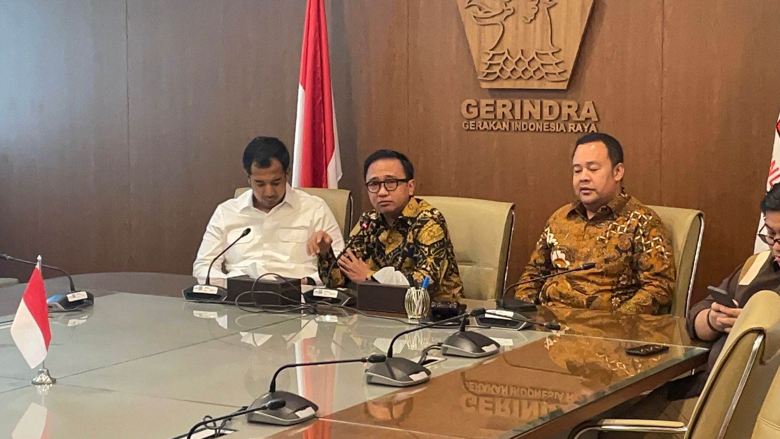 Sekretaris Fraksi Partai Gerindra Bambang Haryadi (tengah). (BeritaNasional/Ahda)