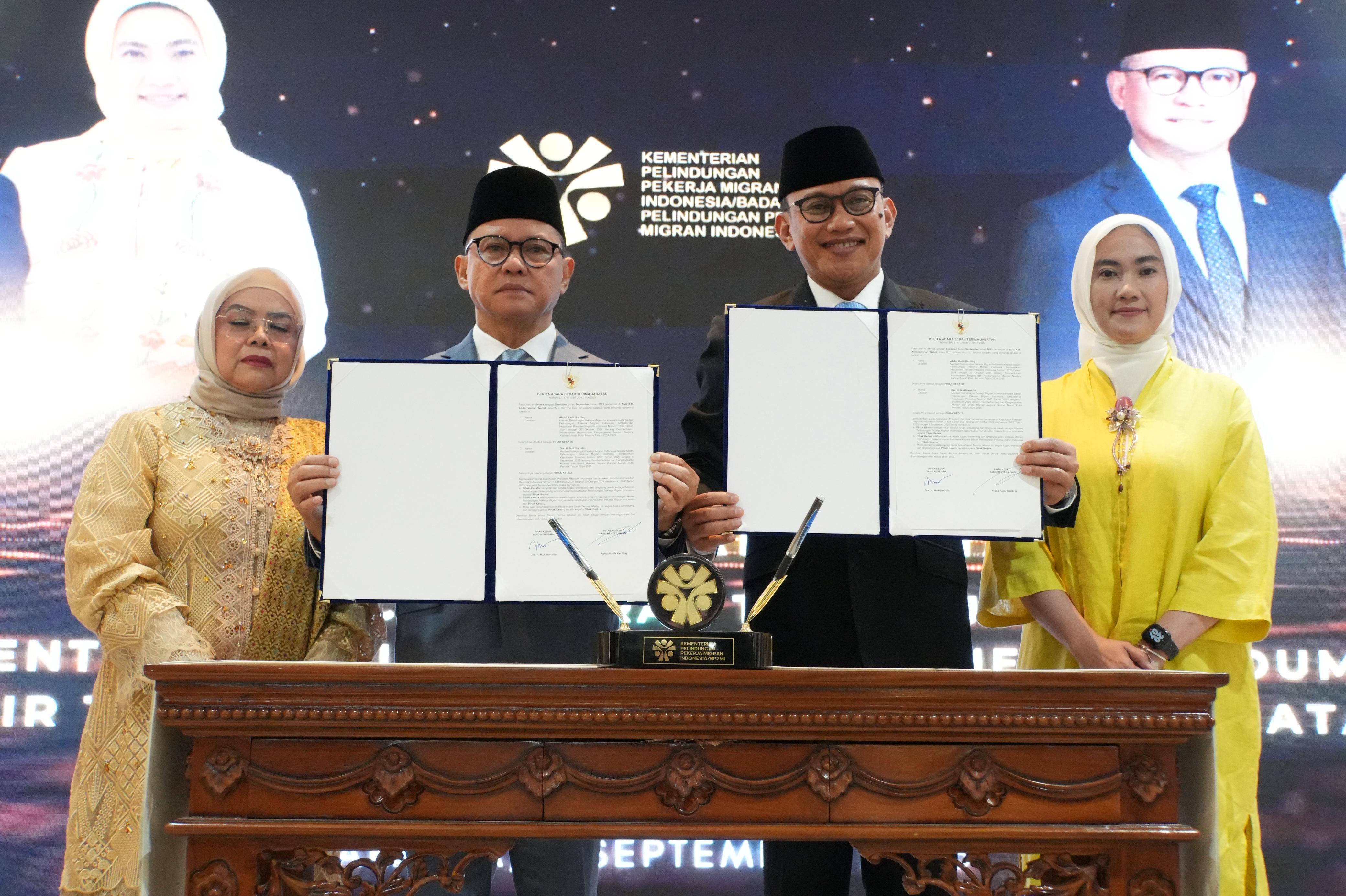 Momen berita acara serah terima jabatan Menteri P2MI.(BeritaNasional/Elvis Sendouw/HO P2MI)