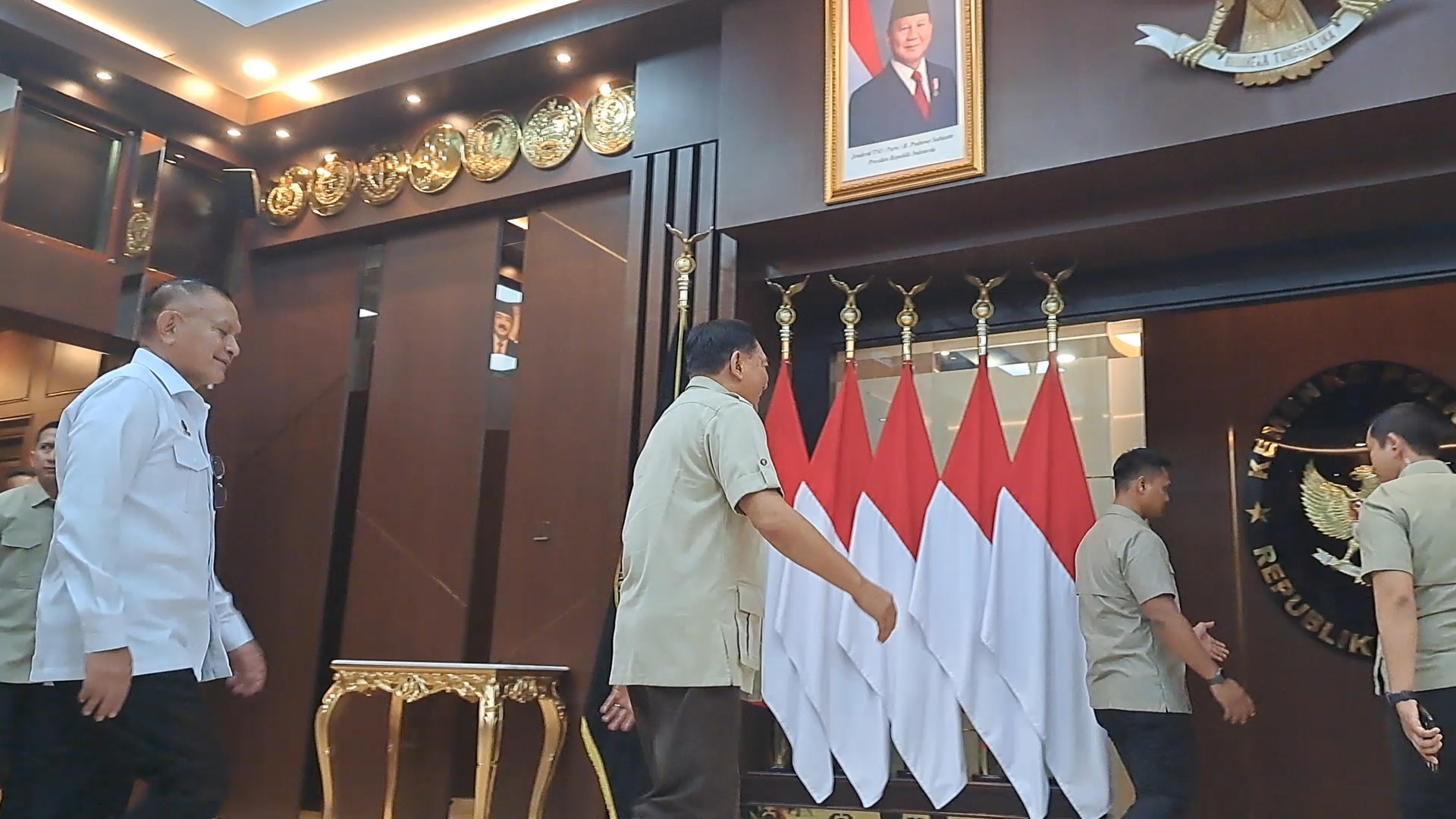 Sjafrie di Kantor Kemenko Polkam. (BeritaNasional/Lydia)
