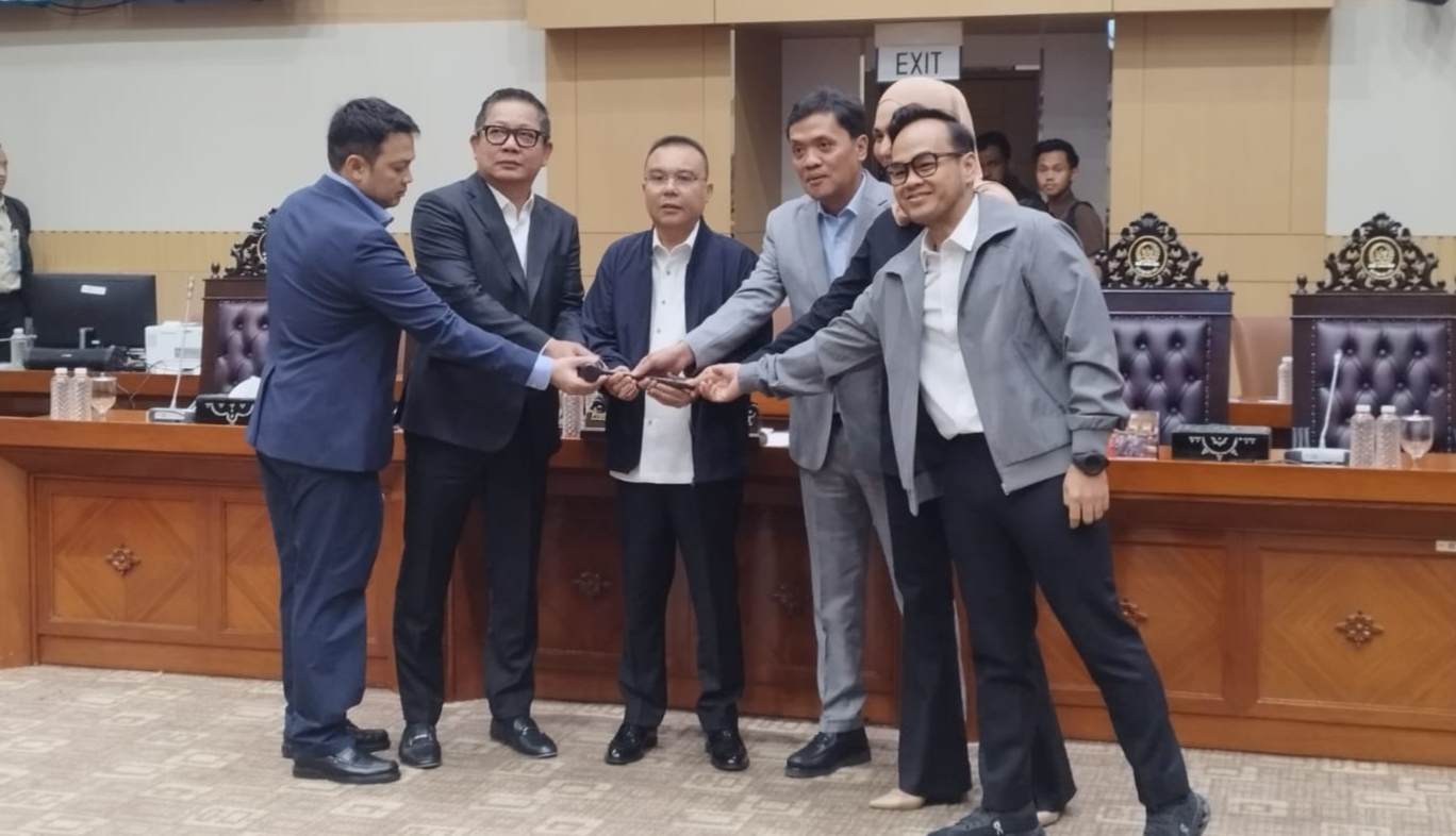 Wakil Ketua DPR Sufmi Dasco Ahmad melantik Rusdi Masse Mappasessu sebagai wakil ketua Komisi III. (BeritaNasional/Ahda)