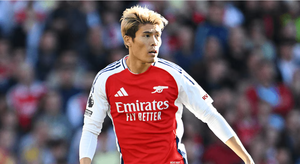 AC Milan Buka Kemungkinan Rekrut Takehiro Tomiyasu Berstatus Bebas Transfer Takehiro Tomiyasu saat masih berseragam Arsenal. (Foto/arsenal.com)