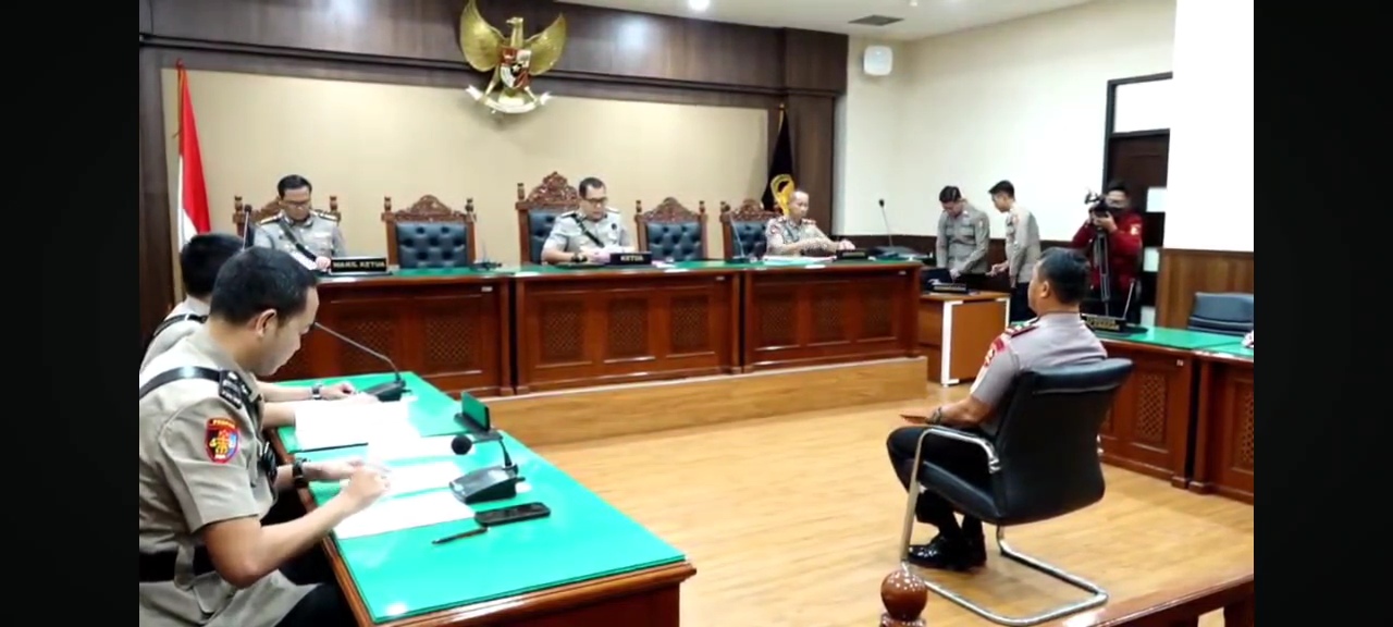 Suasana sidang etik Komandan Batalyon (Danyon) Resimen 4 Korbrimob Kompol Cosmas Kaju Gae saat sidang etik. (Foto/Istimewa)