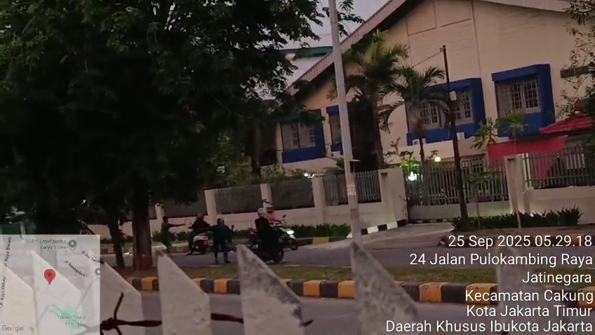 Detik-detik pemotor di Cakung Jakata Timur diserang begal pakai celurit besar. (Foto/Ist)