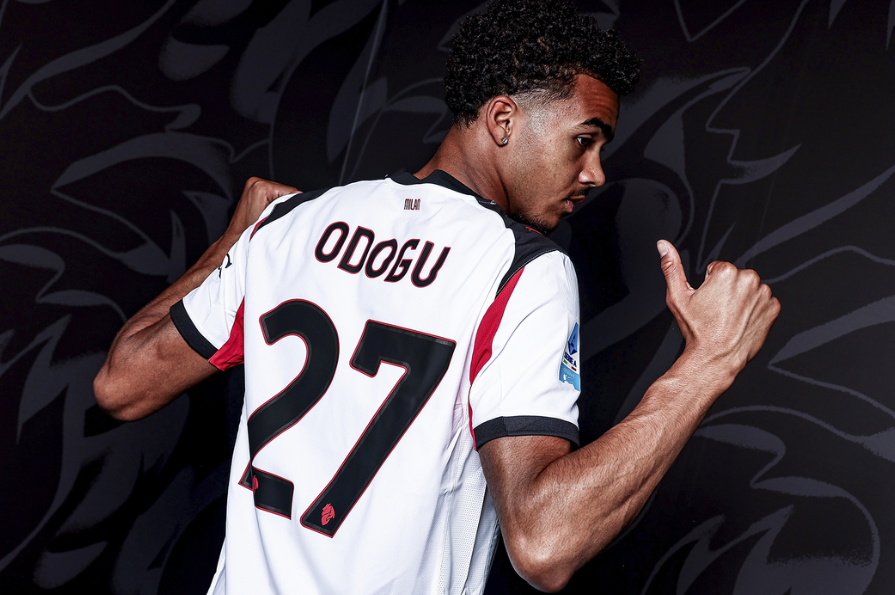 Terinspirasi Maldini dan Rudiger, David Odogu Siap Bersinar di Milan David Odogu resmi merumput dengan AC Milan. (Foto/doc. AC Milan)