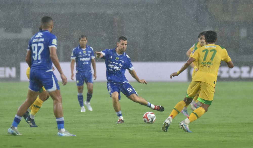 Thom Haye menendang bola di laga Persib Bandung vs Persebaya Surabaya. (Foto/persib.co.id)