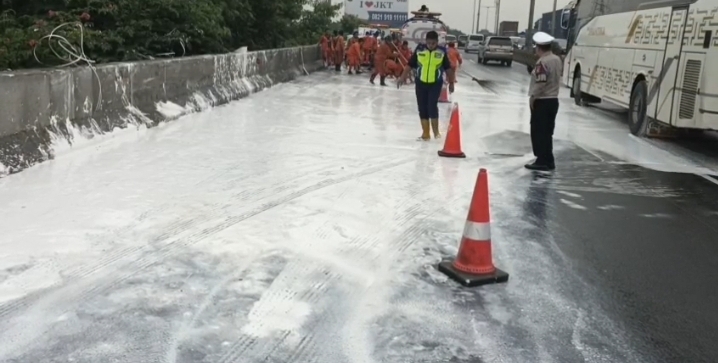 Truk Tumpah Cat Putih di Tol Pluit, Lalin Arah Priok Macet Parah. (Foto/istimewa)