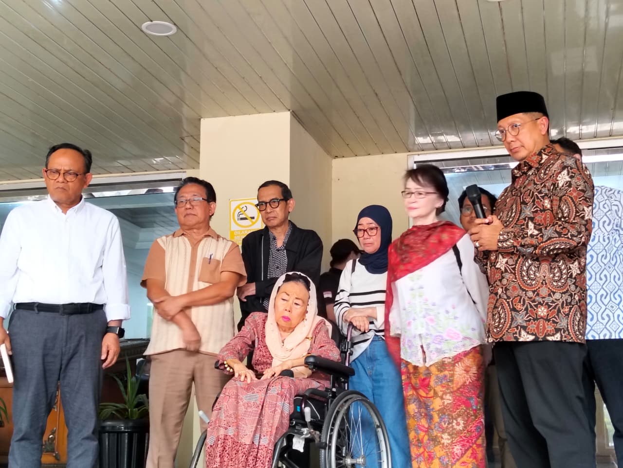 Istri Presiden ke-4 RI Abdurrahman Wahid atau Gus Dur, Sinta Nuriyah Wahid dan GNB menyambangi Mapolda Metro Jaya. (BeritaNasional/Bachtiaruddin Alam)