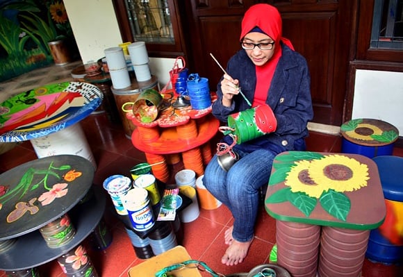 Pemanfaatan limbah barang bekas yang diubah menjadi barang berguna dan menarik. (BeritaNasional/Elvis Sendouw)