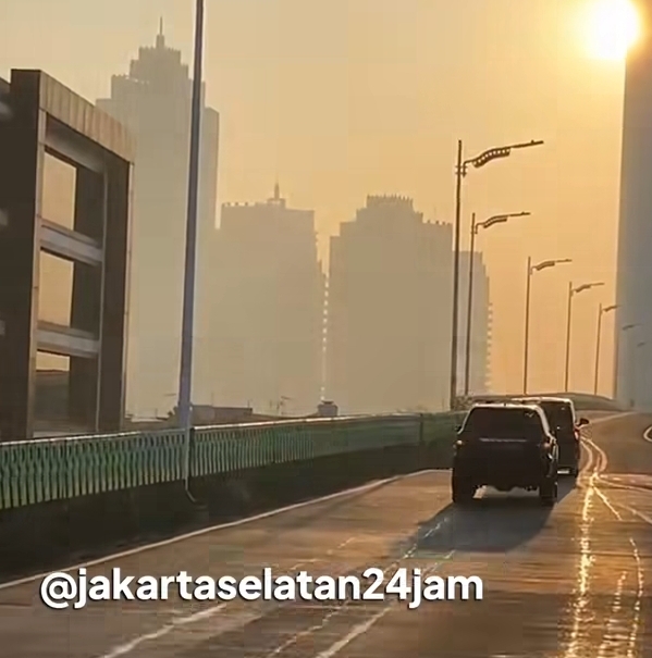 Kendaraan dinas terabas jalur khusus bus Transjakarta. (BeritaNasional/Bachtiaruddin)