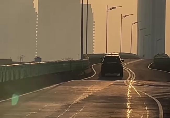 Video viral mobil dinas di Jalur Busway. (Foto/ist)