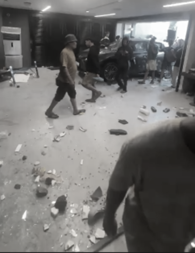Situasi penjarahan di rumah Ahmad Sahroni. (Foto/Ist)