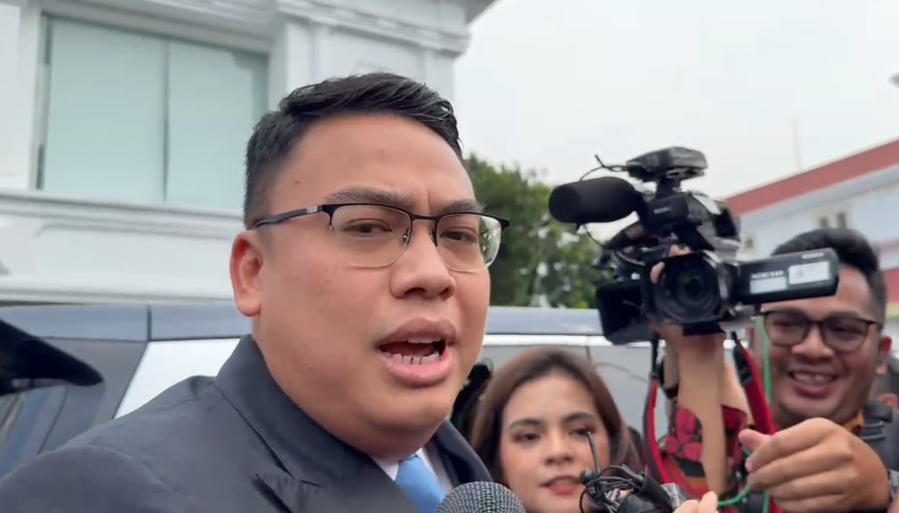 Wamenkomdigi Angga Raka Prabowo tiba di Kompleks Istana Kepresidenan. (BeritaNasional/Lydia)