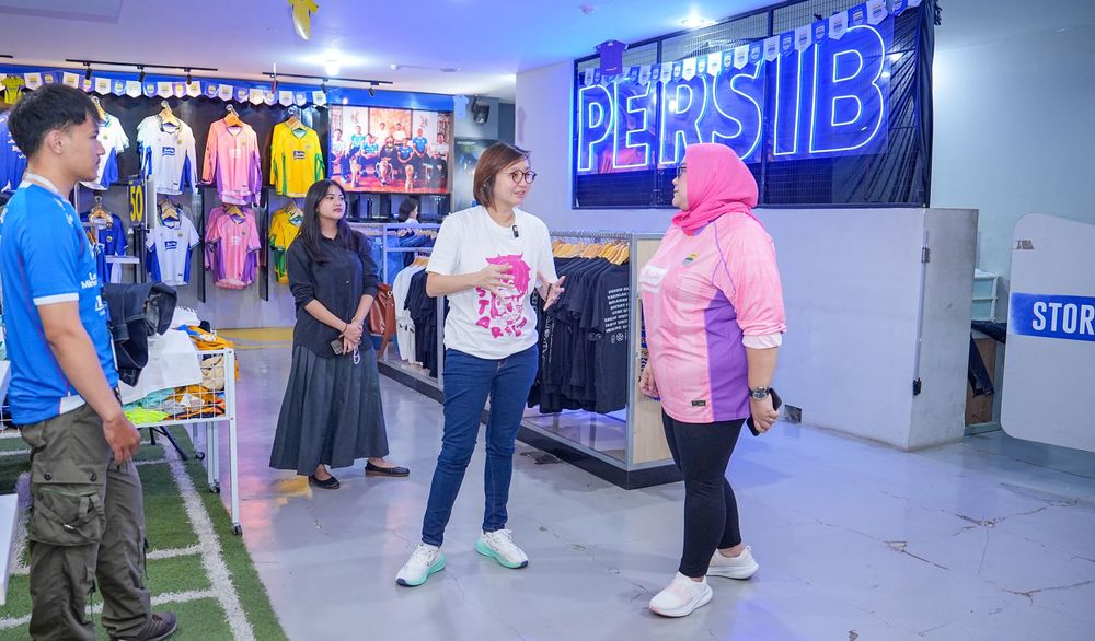 Wamenparekraf Irene Umar (dua dari kanan) saat mengunjungi salah satu Persib Store di Bandung, Jabar. (Foto/persib.co.id)