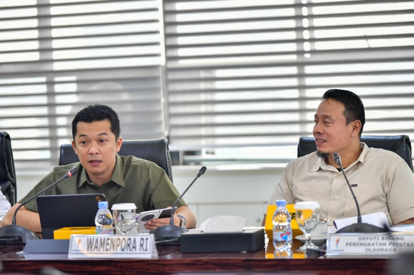 Wamenpora Taufik Hidayat (kiri) saat memimpin rakor di Kantor Kemenpora. (Foto/Dok Kemenpora)