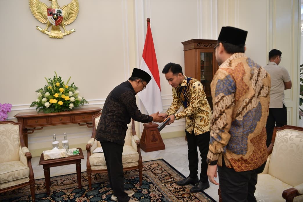 Wakil Presiden (Wapres) Gibran Rakabuming Raka menerima pengurus Gerakan Nasional Ayo Mondok di Istana Wakil Presiden. (BeritaNasional/Elvis Sendouw/HO Setwapres)