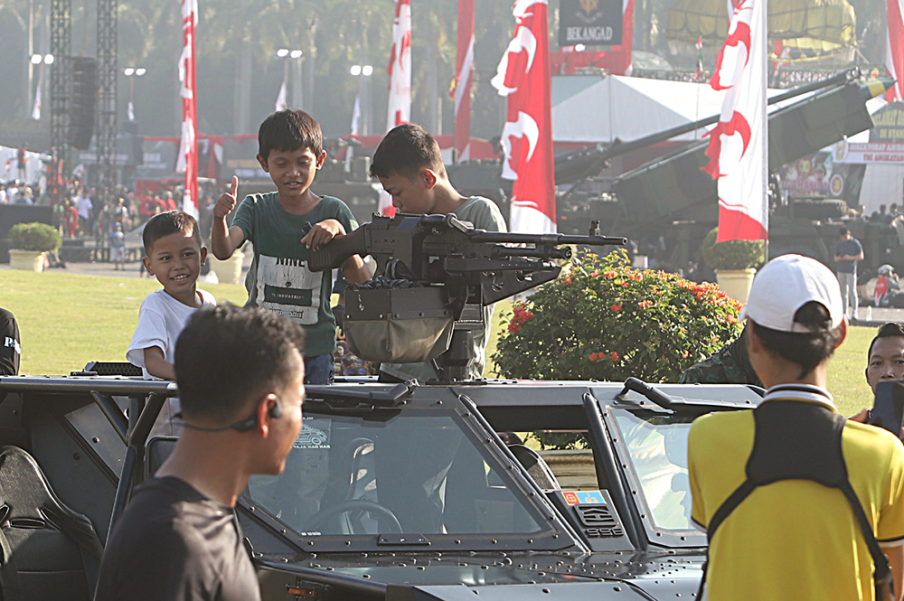 Warga Jakarta antusias mengunjungi kawasan monas untuk melihat TNI Fair di Monas. (BeritaNasional/Elvis Sendouw)