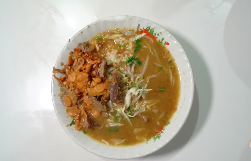 Soto Kudus Bu Jatmi. (Foto/YouTube)