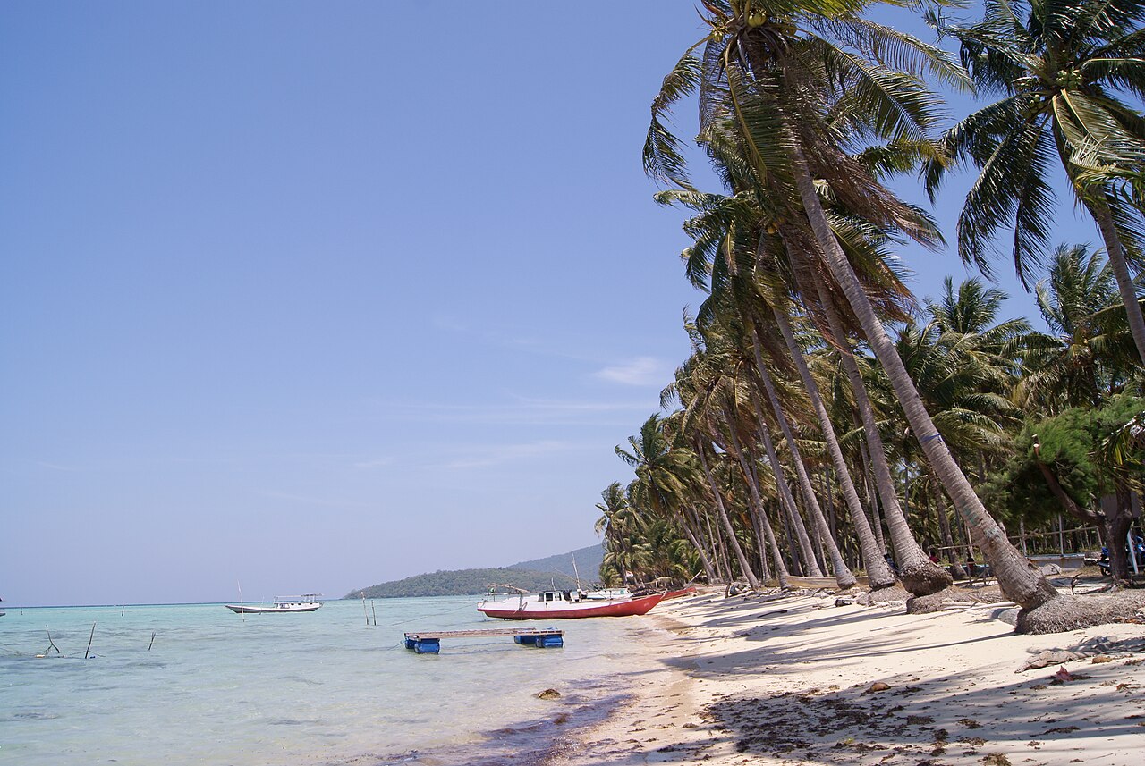 15 Tempat Wisata di Jepara yang Wajib Dikunjungi Tahun Ini Pantai Barakuda Karimun Jawa. (Foto/Wikipedia)