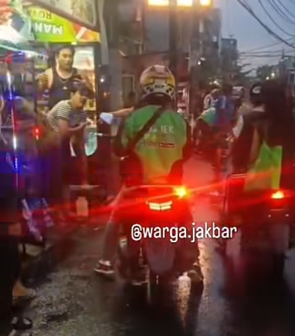 2 Begal Berpistol Tembak Warga di Tambora Berakhir Kritis Diamuk Massa 2 begal berpistol tembak warga di Tambora berakhir kritis diamuk massa. (Foto/@warga.jakbar)