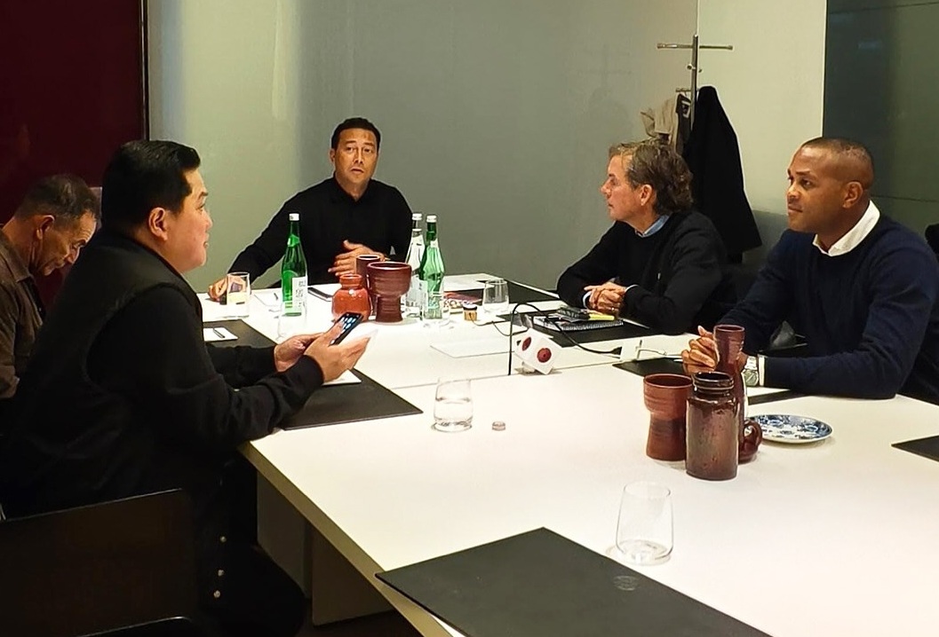 Ketua Umum PSSi Erick Thohir bersama dengan staf kepelatihan Patrick Kluivert. (Foto/instagram Erick Thohir)