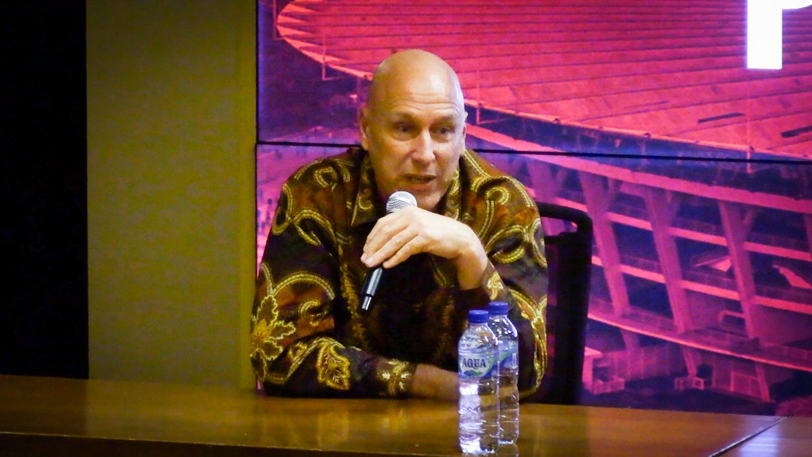 Dirtek Timnas Indonesia Alexander Zwiers saat konferensi pers. (BeritaNasional/Satria Ismoyojati)