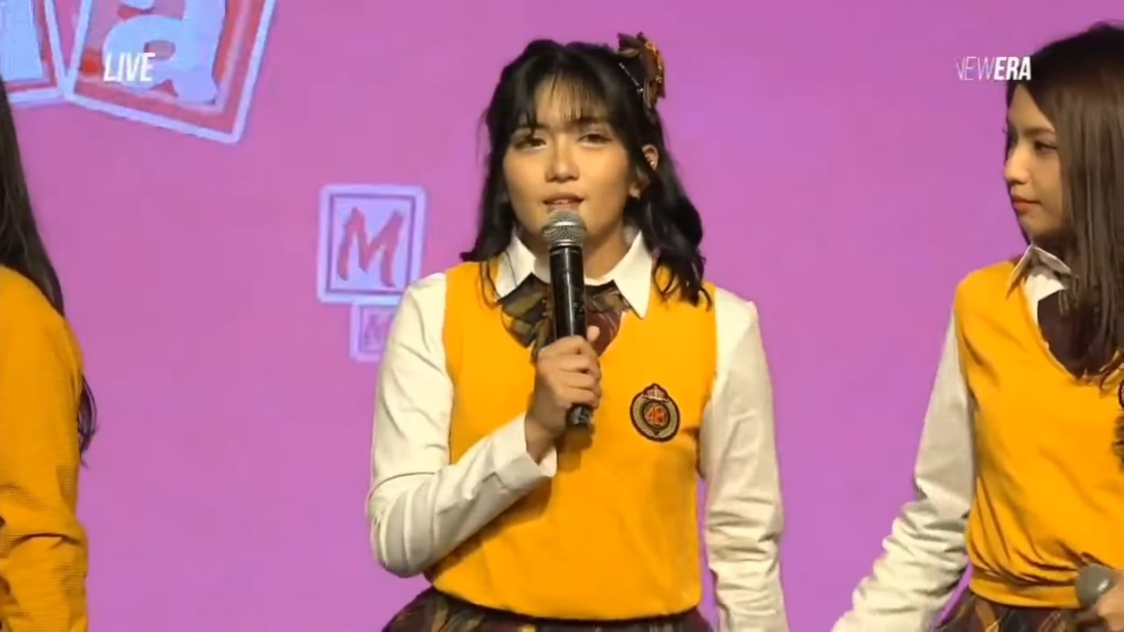 Momen Amanda JKT48 mengumumkan lulus (Foto: screenshot live Theater JKT48)