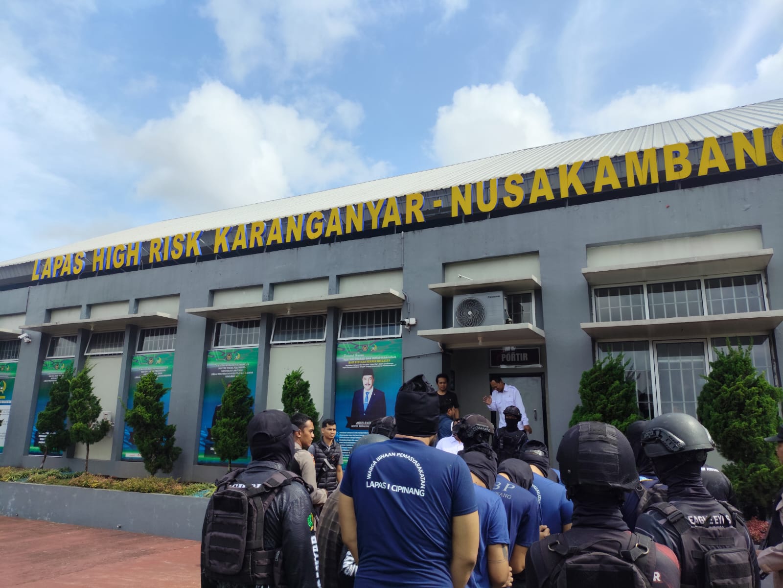 Ammar Zoni dan narapidana lain dijebloskan ke Lapas Nusakambangan. (Foto/Istimewa)