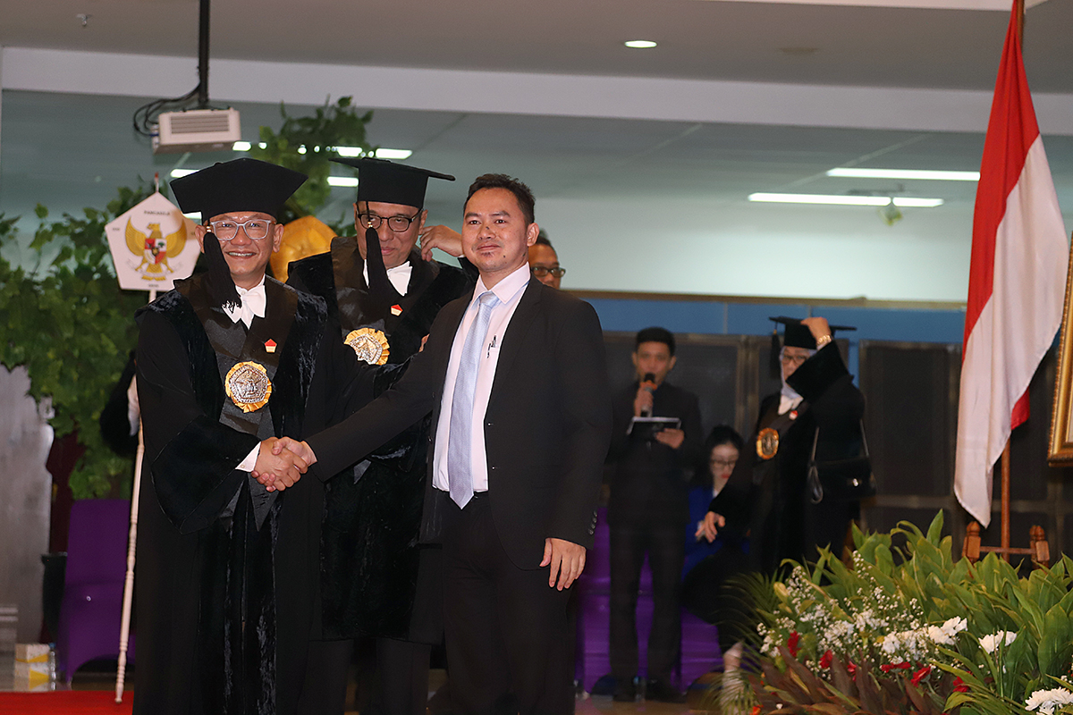 Ketua Koordinatoriat Wartawan Parlemen (KWP) Ariawan resmi meraih gelar Doktor Administrasi Publik dari Universitas Prof. Dr. Moestopo (Beragama). (BeritaNasional/Elvis Sendouw)