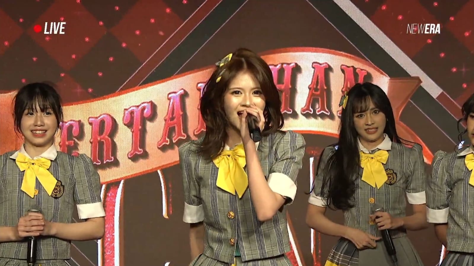 Angelina Christy Jadi Global Center di Setlist Original 'Pertaruhan Cinta' JKT48. (Foto/Livestream JKT48)