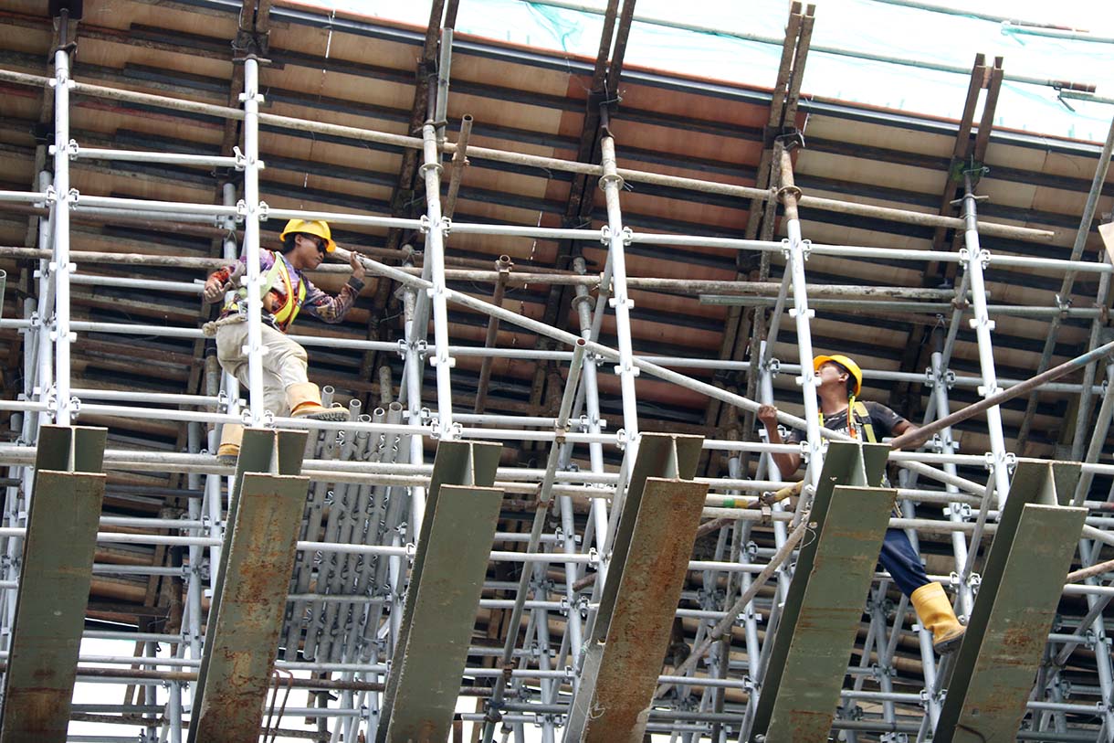 Pekerja mengerjakan proyek pembangunan Light Rail Transit (LRT) Jakarta Fase 1B yang menghubungkan Velodrome ke Manggarai, di Jalan Tambak, Manggarai, Jakarta, Jumat (24/10/2025). (Beritanasional.com/Okeatmaja)