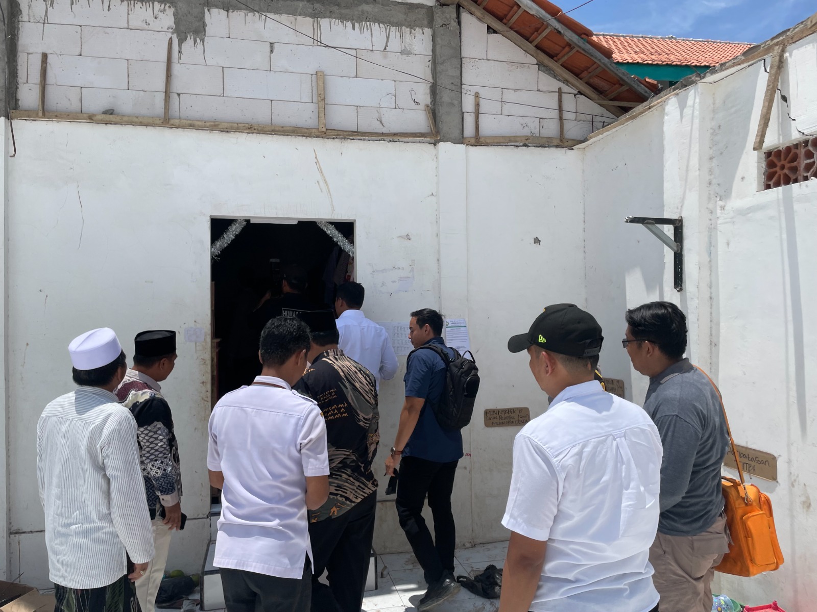 Atap kamar Ponpes di Desa Blimbing Situbondo ambruk, seorang santriwati meninggal dunia. (Foto/Polres Situbondo)