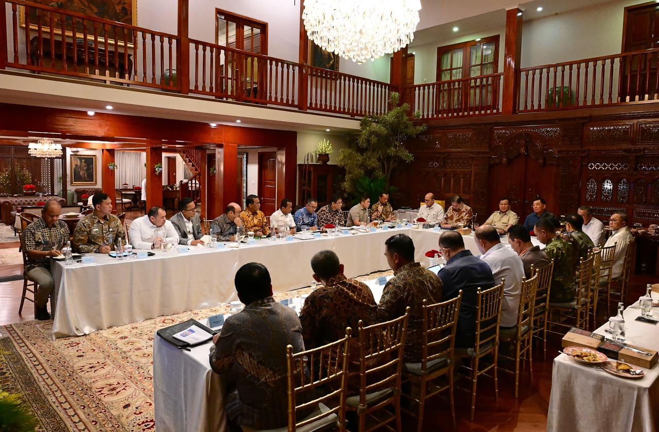 Presiden Prabowo ratas bersama kabinet Merah Putih Minggu malam (5/10/2025). (BeritaNasional/Setpres)