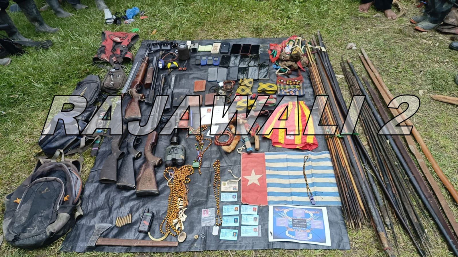 Barang bukti sitaan hasil penindakan terhadap OPM di Kabupaten Intan Jaya, Papua Tengah. (Foto/Istimewa)
