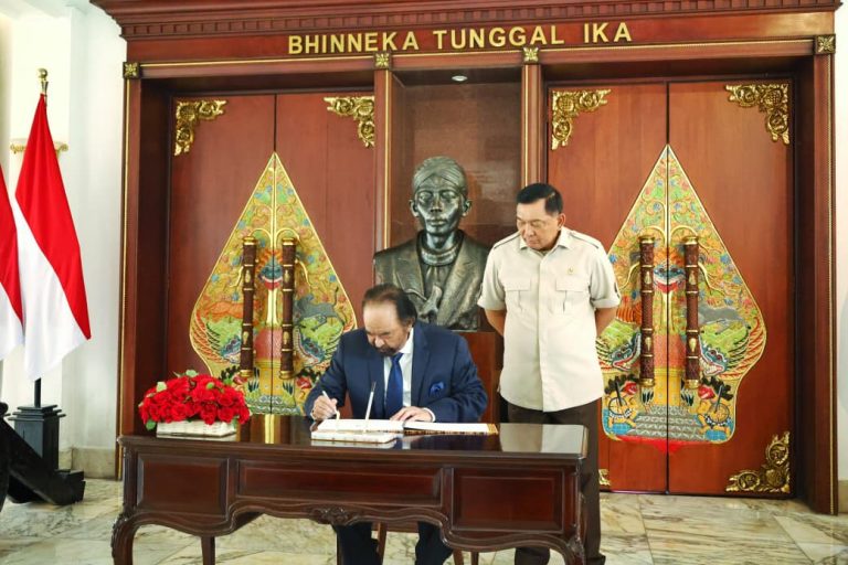Begini Isi Pembahasan Menhan Sjafrie saat Terima Kunjungan Ketum NasDem Surya Paloh Momen pertemuan Menhan Sjafrie Sjamsoeddin dengan Ketua Umum Partai NasDem Surya Paloh di kantor Kemenhan, Jakarta, Rabu (15/10/2025). (Foto/doc. Kemenhan)