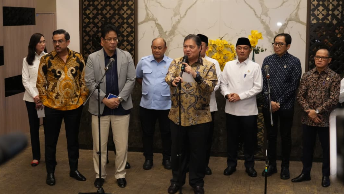 Menko Perekonomian Airlangga Hartarto (tengah) saat memberikan keterangan pers. (Foto/Kemenko Perekonomian)