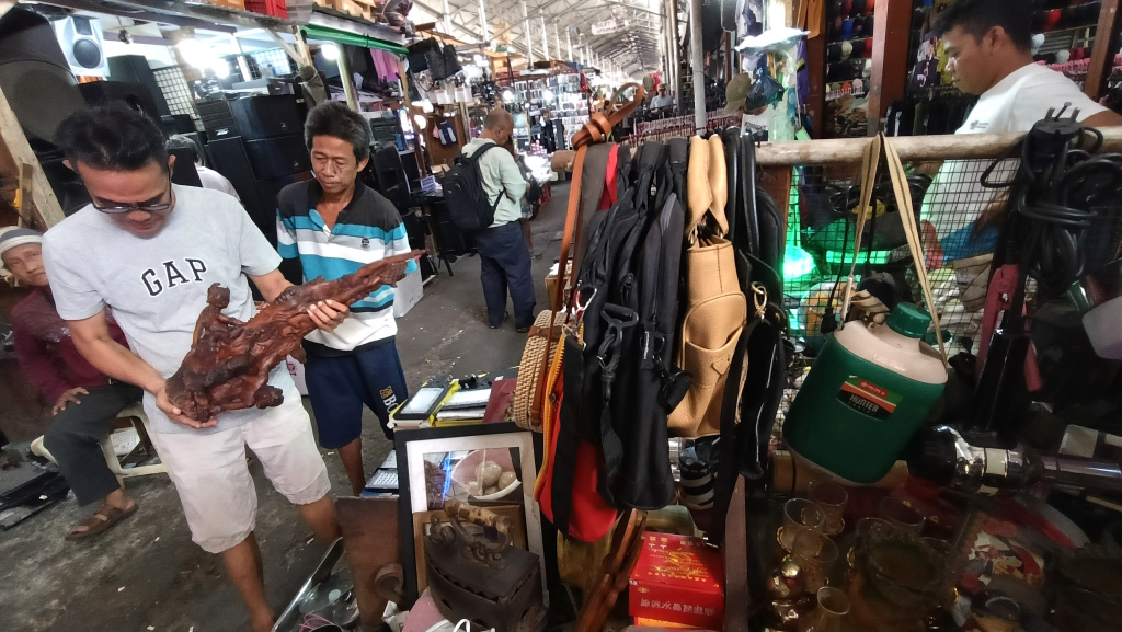 Pembeli melihat patung yang dijual di Pasar Loak Poncol, Jakarta, Selasa (7/9/2025). (Berita nasional.com/Oke Atmaja)