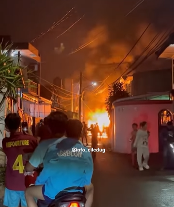 Bercanda dengan bensin, pemuda di Kembangan terbakar di warung Madura. (Foto/@info_ciledug)