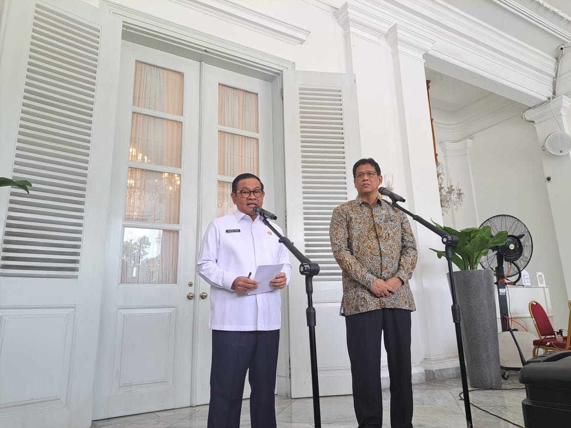 Gubernur DKI Pramono Anung bersama Menkeu Purbaya Yudhi Sadewa memberikan keterangan kepada media di Balai Kota. (BeritaNasional/Lydia)