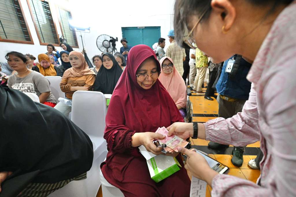 BLT Kesra Jadi Bukti Pemerintah Hadir bagi Rakyat Kecil Warga menerima BLT Kesra dari pemerintah. (Foto/Setpres)